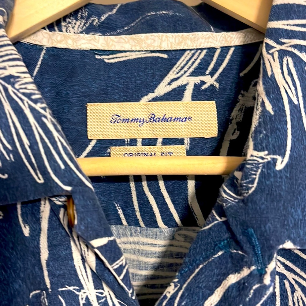 Men’s Tommy Bahama short sleeve button down. XL